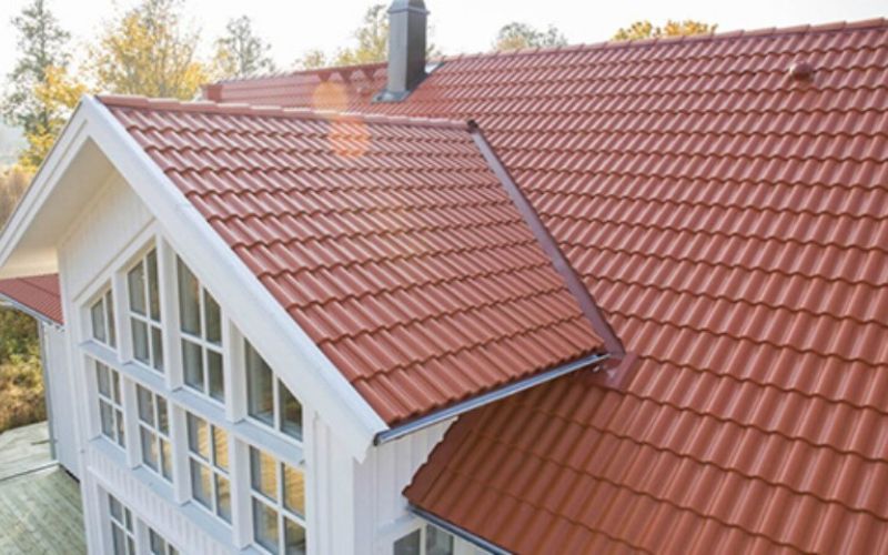 Takreparation av valmat tak & runt skorstenen. Trollhättan, Kronogården