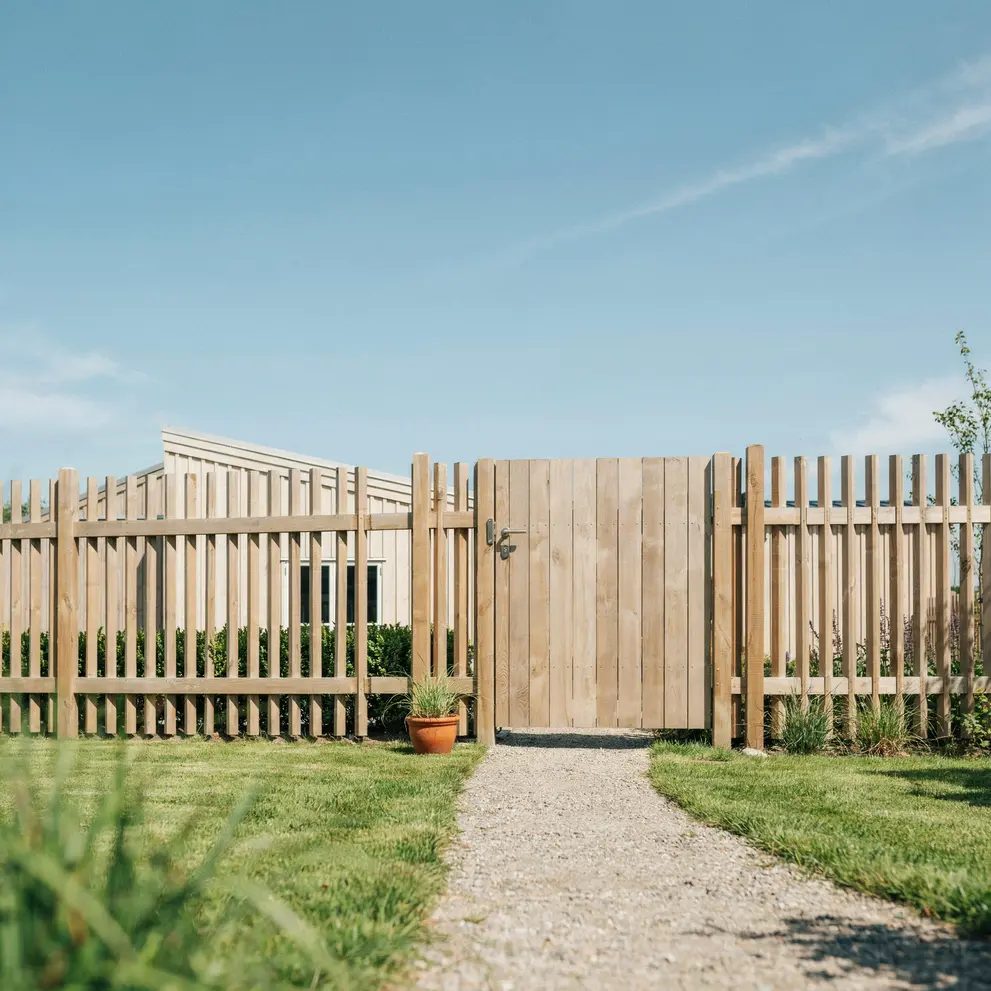 bygga ribbstaket grindar stangsel plank staket trollhattan vastergotland